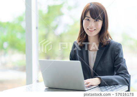 女商人書桌工作 女商人書桌工作 57016178