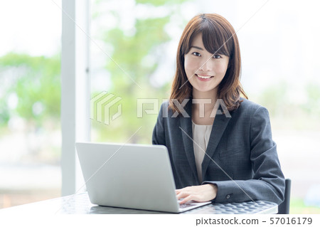 女商人書桌工作 57016179