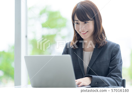 女商人書桌工作 女商人書桌工作 57016180