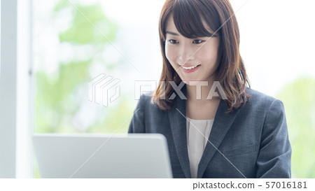 女商人書桌工作 57016181
