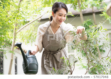 澆灌在Jouro從事園藝的少婦 57017048