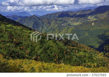 （群馬縣）從Manza溫泉一側看到的秋天山田農場和山脈 57017885