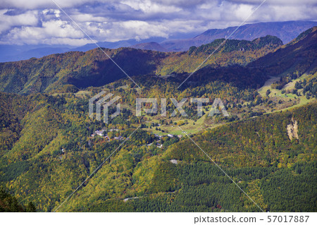 （群馬縣）從Manza溫泉一側看到的秋天山田農場和山脈 57017887