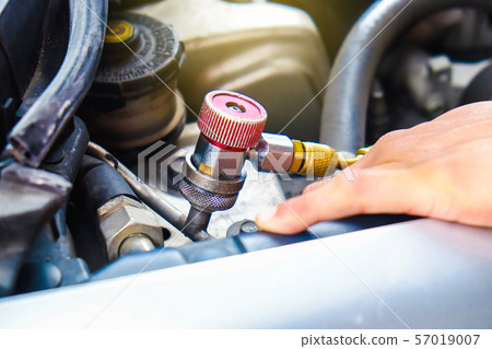 Mechanic check car air conditioner system in Mechanic check car air conditioner system in 57019007