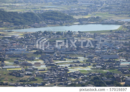 晚上，在Mitoyo市中心，靠近市政廳 57019897