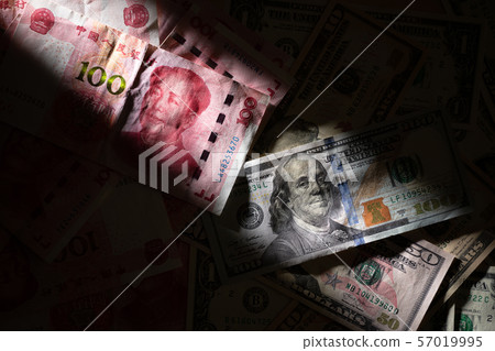 美元和人民幣成為一場貿易戰 美元和人民幣成為一場貿易戰 57019995
