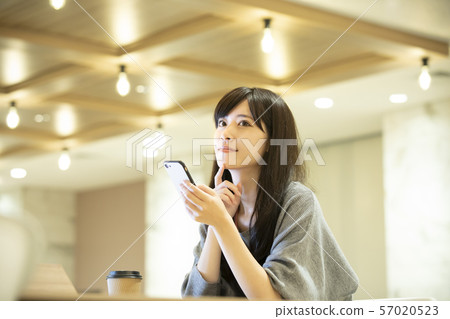 年輕的女人,溫暖的燈光,辦公室 年輕的女人,溫暖的燈光,辦公室 57020523