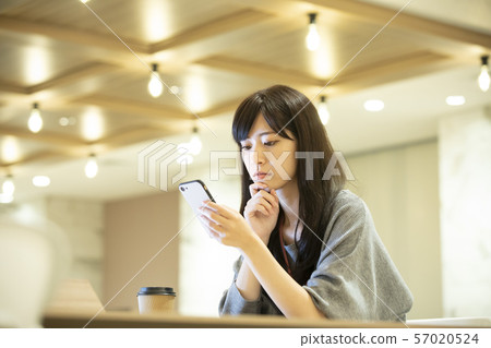 年輕的女人,溫暖的燈光,辦公室 年輕的女人,溫暖的燈光,辦公室 57020524