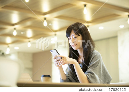 年輕的女人,溫暖的燈光,辦公室 年輕的女人,溫暖的燈光,辦公室 57020525