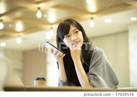 年輕的女人,溫暖的燈光,辦公室 年輕的女人,溫暖的燈光,辦公室 57020526