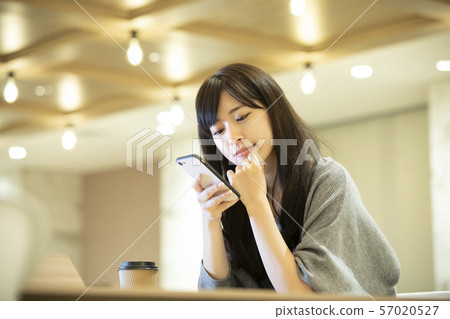 年輕的女人，溫暖的燈光，辦公室 57020527