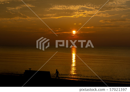 Morning scenery of Machiya Beach, Tsu City, Mie Prefecture 57021397