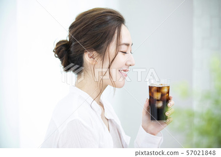 一個女人喝冰咖啡 57021848