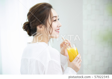 喝橙汁的女性 57022345