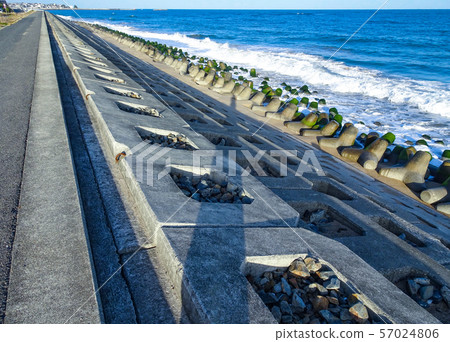 從防波堤波浪看到的地平線擊中防波堤海景 從防波堤波浪看到的地平線擊中防波堤海景 57024806