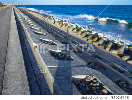 從防波堤波浪看到的地平線擊中防波堤海景 57024808