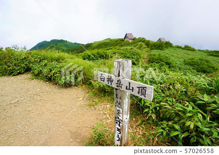 Shirakamidake summit sign and mountain hut 57026558