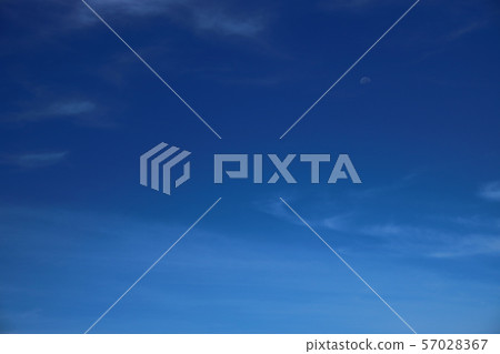 藍天和白色多雲 藍天和白色多雲 57028367