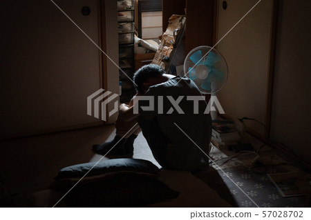 hikikomori人的圖像。社會問題的形象。 hikikomori人的圖像。社會問題的形象。 57028702