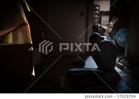 hikikomori人的圖像。社會問題的形象。 hikikomori人的圖像。社會問題的形象。 57028704