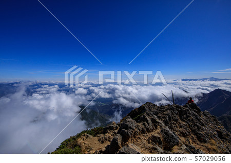 《長野縣八嶽山脈》赤岳頂的雲海和富士山 57029056