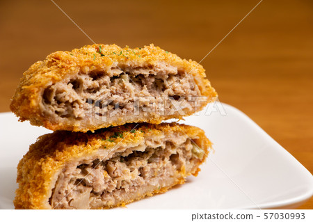 切碎的炸肉排的橫截面。 切碎的炸肉排的橫截面。 57030993