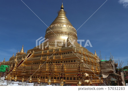 Shwejigon塔世界遺產名錄站點Bagan緬甸藍天 Shwejigon塔世界遺產名錄站點Bagan緬甸藍天 57032283