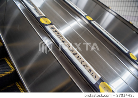 Escalator "Please hold on to the handrail" Notation Safety measures image Escalator "Please hold on to the handrail" Notation Safety measures image 57034453