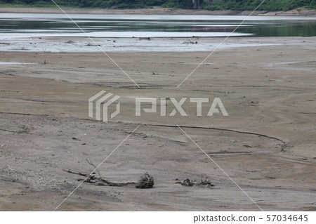 乾涸的湖面 乾涸的湖面 57034645