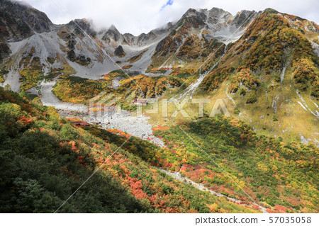 湯澤捲曲染在秋天的落葉 湯澤捲曲染在秋天的落葉 57035058