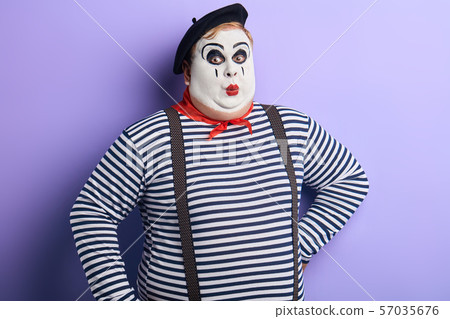 awesome man with painted face amusing audience 57035676