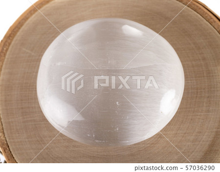 polish selenite in studio 57036290