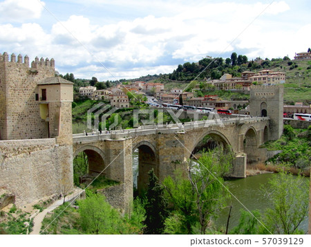 Alcantara Bridge ( Puente de Alcantara ) is an arch bridge in Toledo, Spain, spanning the Tagus River. 57039129