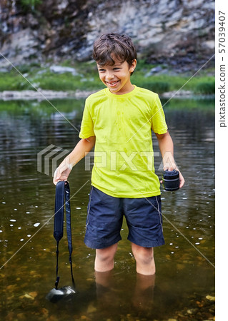 The child drowned an expensive camera. The child drowned an expensive camera. 57039407