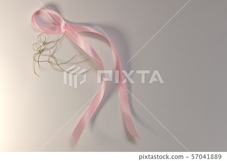 Wire men supporting a pink ribbon. 57041889