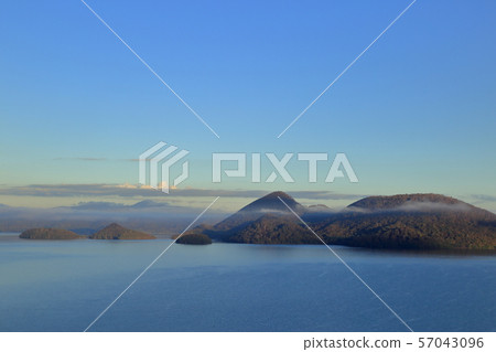 [統一費率]北海道，秋天，清早的洞爺湖景觀 57043096