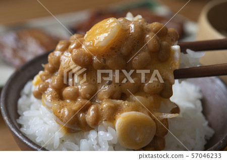 與蛋黃納豆的白米 與蛋黃納豆的白米 57046233