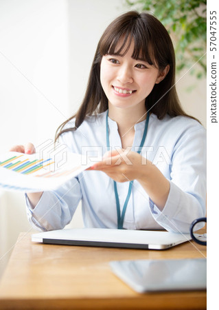 移交文件的女實業家 57047555