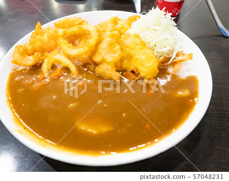 curry rice with deep fried seafood 57048231