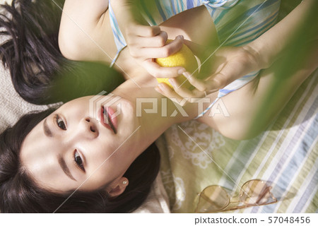 女孩旅行度假村頂視圖 女孩旅行度假村頂視圖 57048456