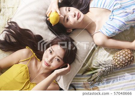 女孩旅行度假村頂視圖 57048666