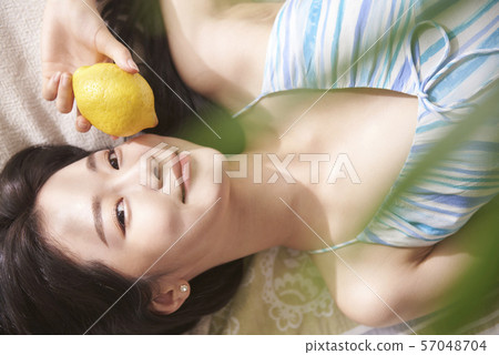 女孩旅行度假村頂視圖 女孩旅行度假村頂視圖 57048704