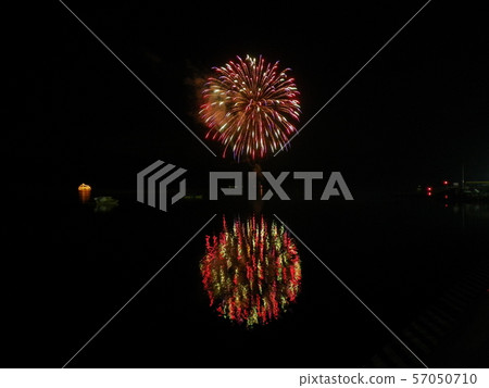 Fireworks reflected on the water surface, simple one 57050710