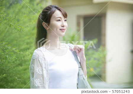 微笑外面的女人 微笑外面的女人 57051243