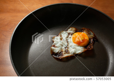 煎雞蛋,雞蛋被烘烤 煎雞蛋,雞蛋被烘烤 57053005