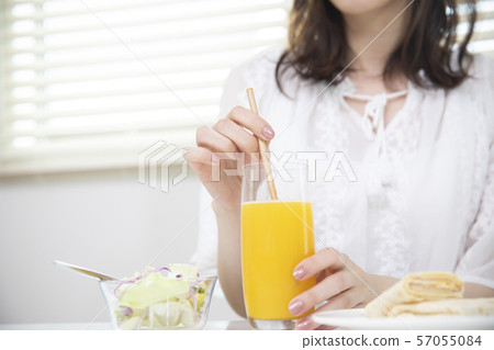 Women who drink orange juice Women who drink orange juice 57055084