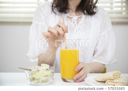 Women who drink orange juice 57055085