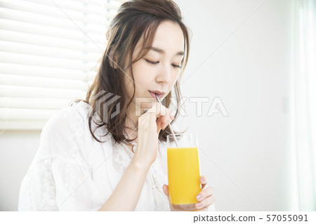喝橙汁的女性 喝橙汁的女性 57055091
