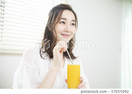 喝橙汁的女性 喝橙汁的女性 57055092