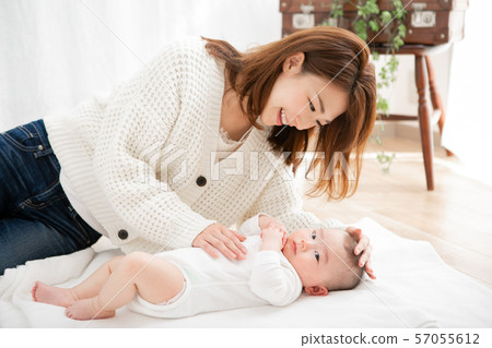 Mother who puts a baby to sleep Mother who puts a baby to sleep 57055612
